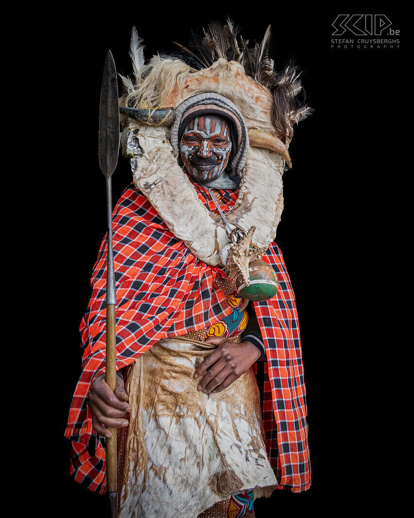 Kikuyu warrior In Kenya, only people from the Maasai, Samburu, Turkana and El Mole tribes live quite traditionally. The Kikuyu or Gikuyu are the largest ethnic group in Kenya and they only wear their traditional clothing and body paintings during special ceremonies. However, at Thomsons Falls there are a number of Kikuyu people posing for tourists in their traditional costumes. Stefan Cruysberghs